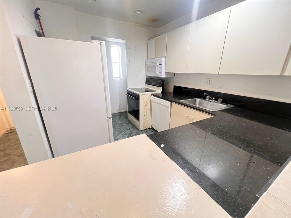 For Rent: $1,800 (2 beds, 2 baths, 949 Square Feet)