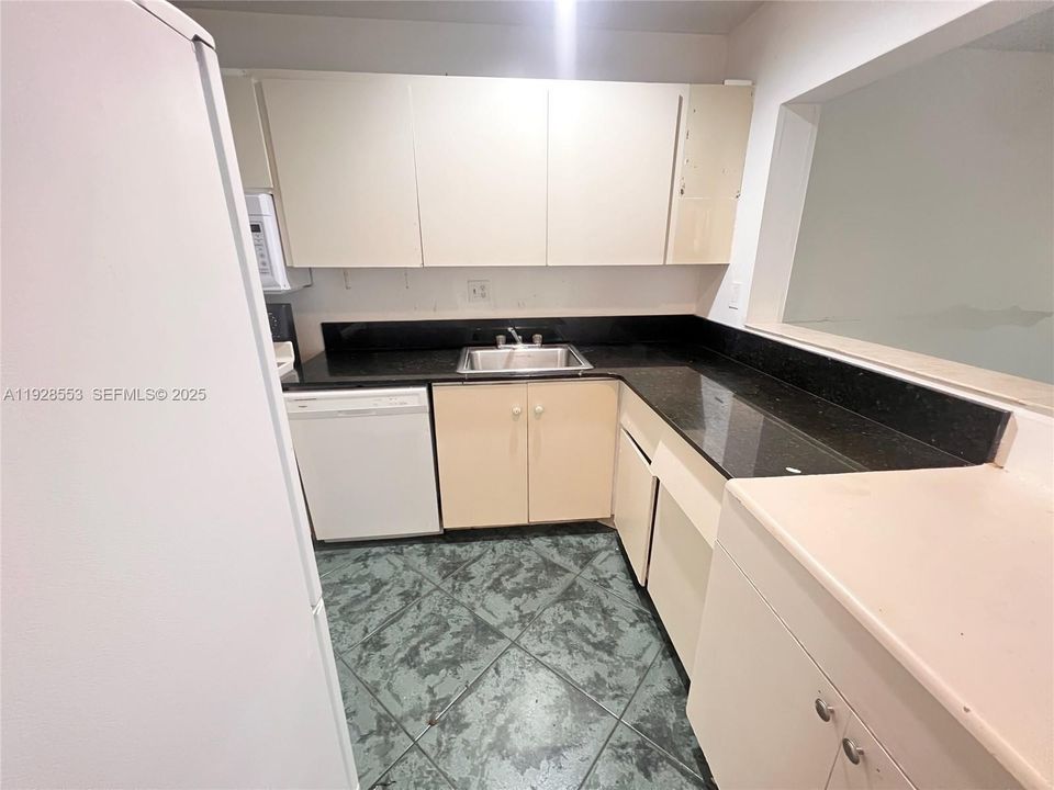 For Rent: $1,800 (2 beds, 2 baths, 949 Square Feet)