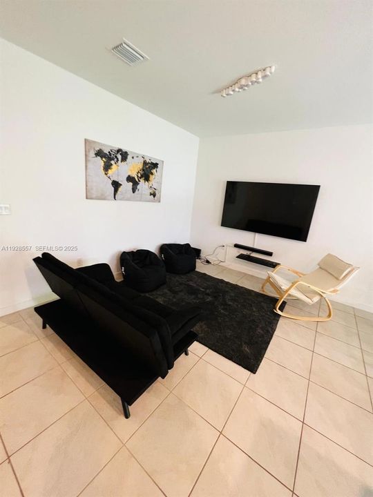 For Rent: $2,700 (3 beds, 2 baths, 1466 Square Feet)