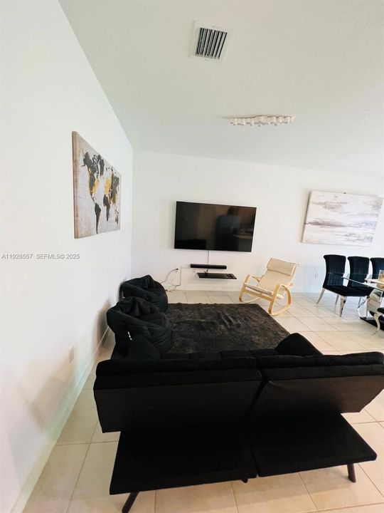 For Rent: $2,700 (3 beds, 2 baths, 1466 Square Feet)