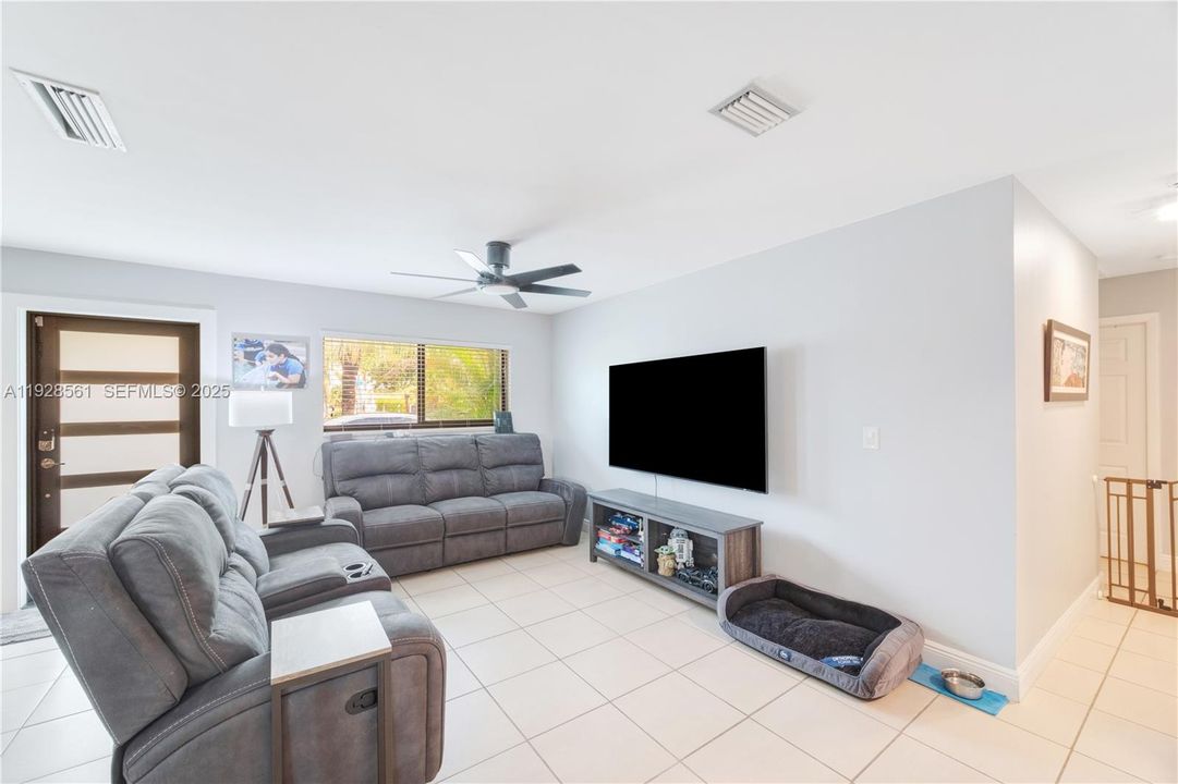 待售: $650,000 (3 贝兹, 2 浴室, 1426 平方英尺)