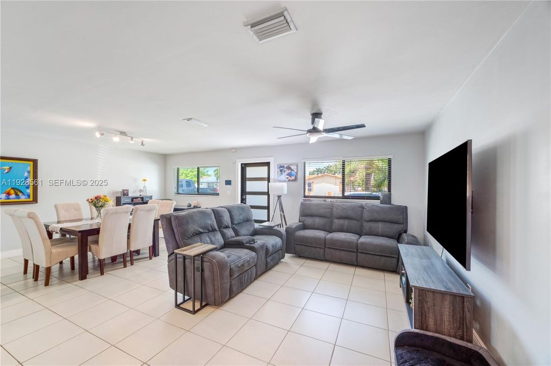 待售: $650,000 (3 贝兹, 2 浴室, 1426 平方英尺)