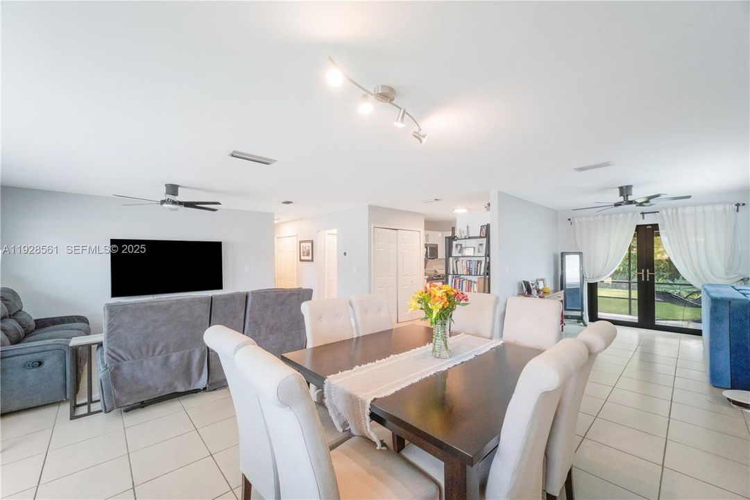 待售: $650,000 (3 贝兹, 2 浴室, 1426 平方英尺)