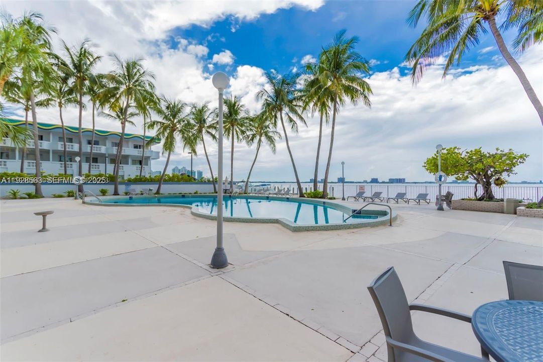 En Venta: $325,998 (1 camas, 1 baños, 1057 Pies cuadrados)