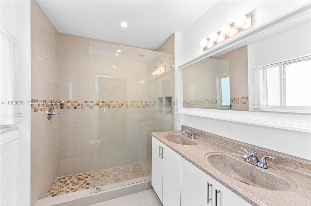 En Venta: $875,000 (3 camas, 2 baños, 1761 Pies cuadrados)