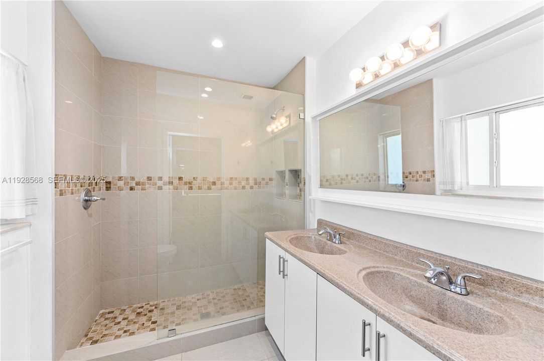 En Venta: $875,000 (3 camas, 2 baños, 1761 Pies cuadrados)