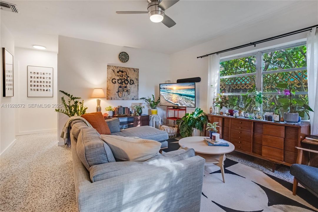 待售: $500,000 (2 贝兹, 1 浴室, 1292 平方英尺)