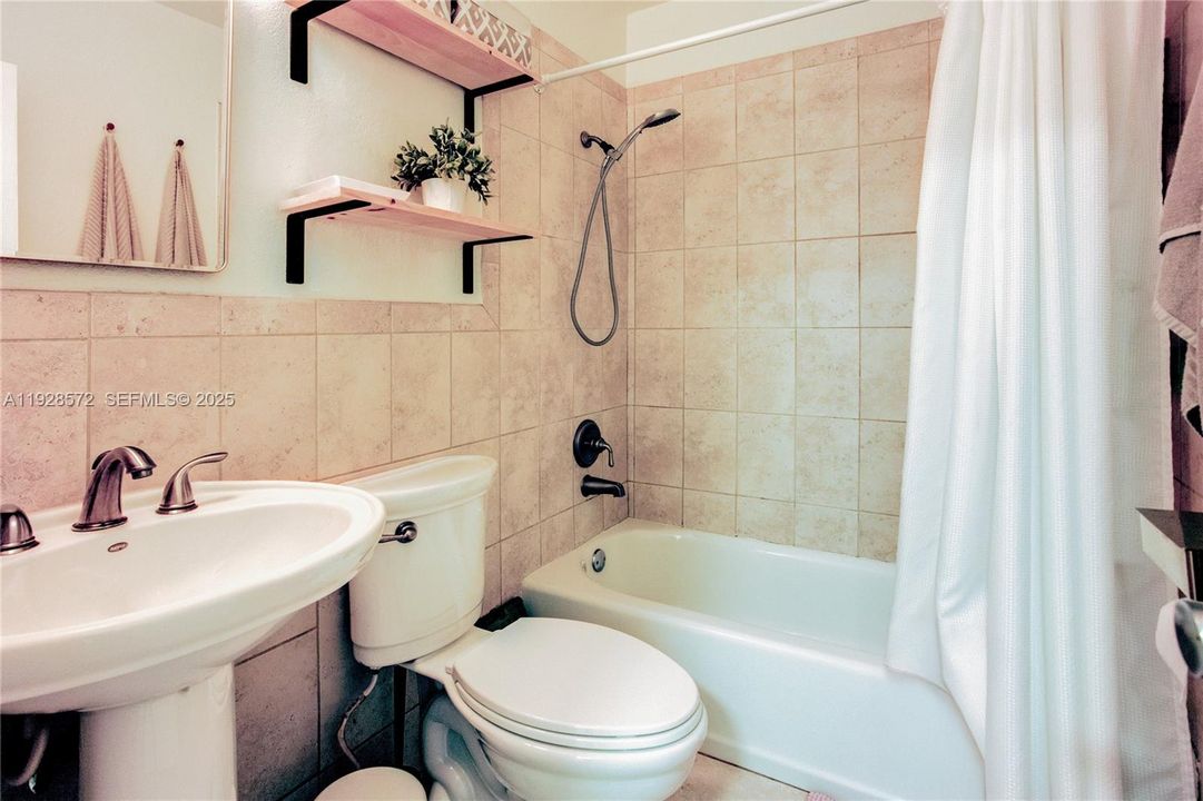 待售: $500,000 (2 贝兹, 1 浴室, 1292 平方英尺)