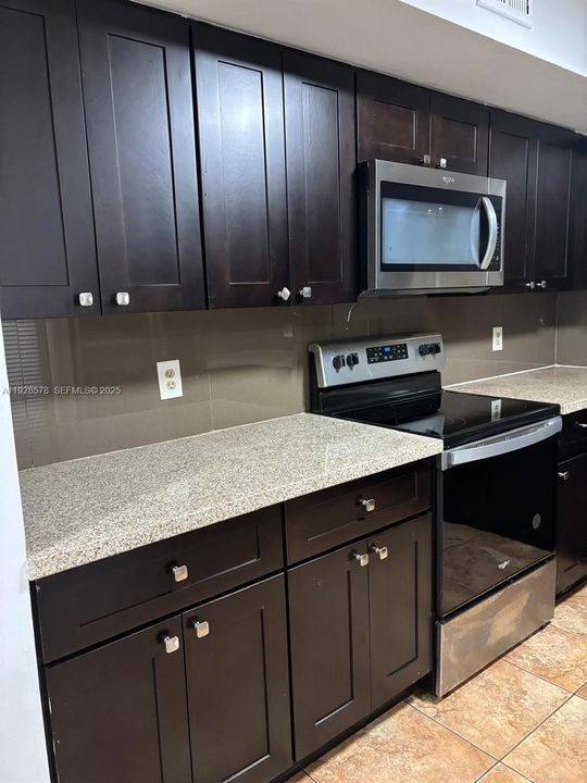 出租: $2,200 (2 贝兹, 2 浴室, 1000 平方英尺)