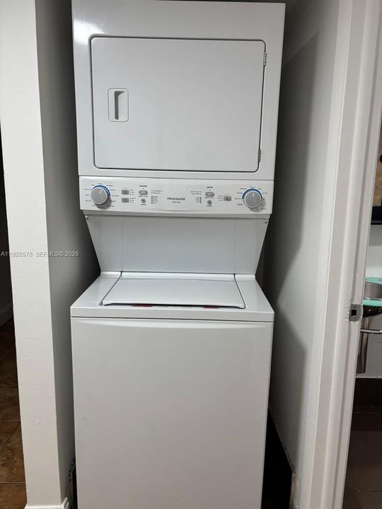 出租: $2,200 (2 贝兹, 2 浴室, 1000 平方英尺)