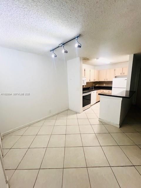 For Rent: $1,775 (1 beds, 1 baths, 734 Square Feet)