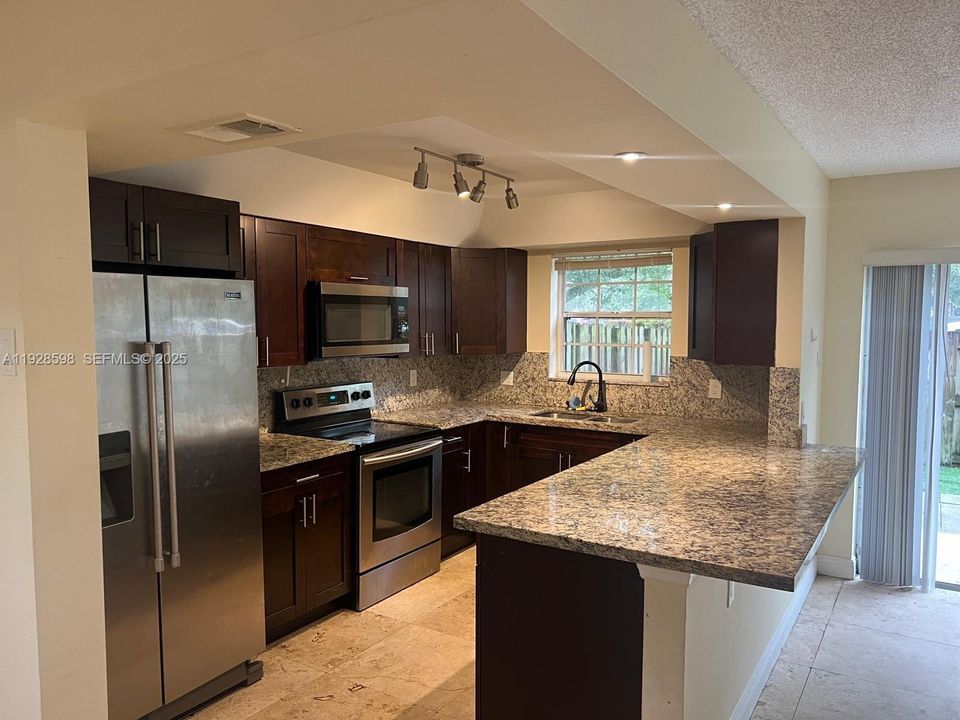 For Rent: $3,600 (4 beds, 2 baths, 1975 Square Feet)