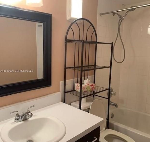 For Rent: $2,050 (2 beds, 2 baths, 933 Square Feet)