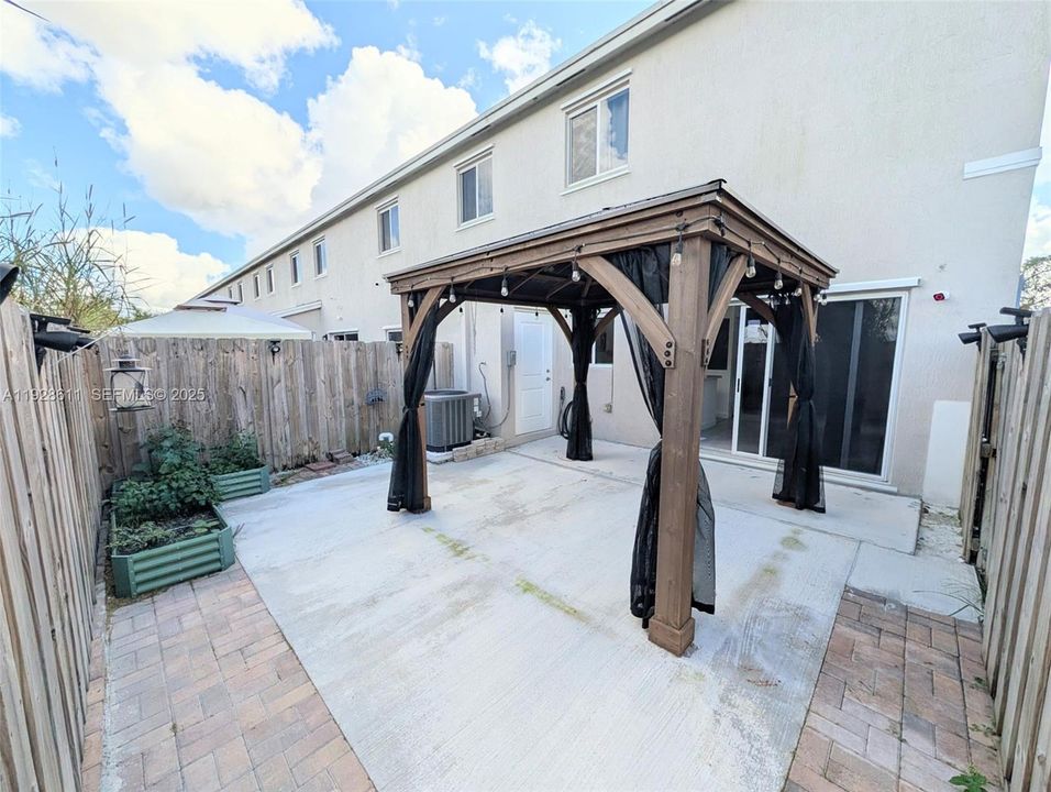 For Rent: $2,600 (4 beds, 3 baths, 1730 Square Feet)