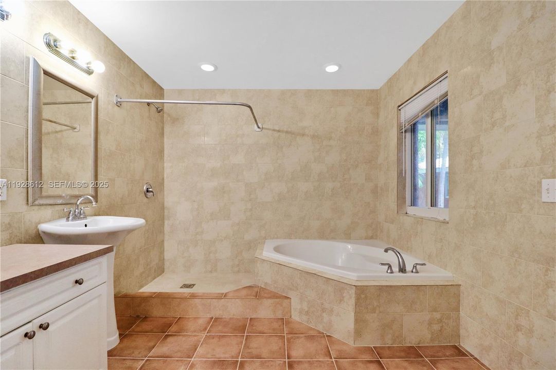 出租: $3,800 (3 贝兹, 2 浴室, 2262 平方英尺)