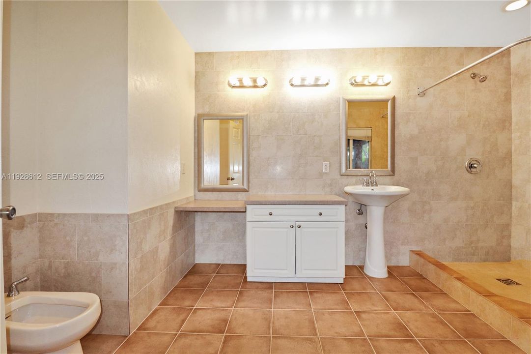 出租: $3,800 (3 贝兹, 2 浴室, 2262 平方英尺)