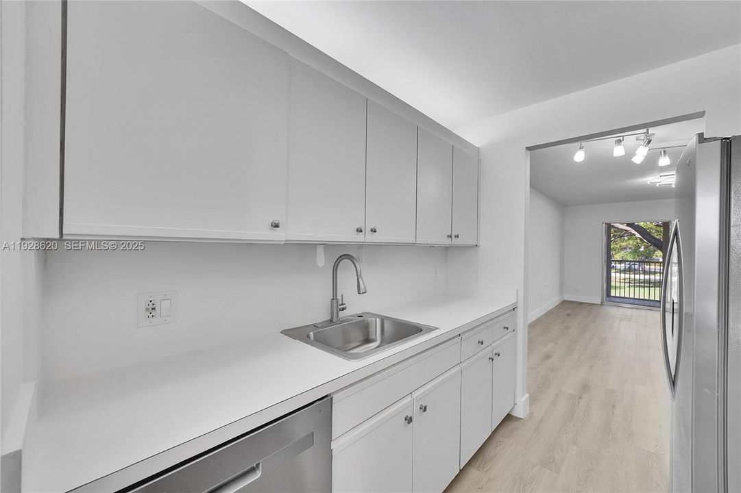 For Sale: $229,000 (2 beds, 2 baths, 1100 Square Feet)