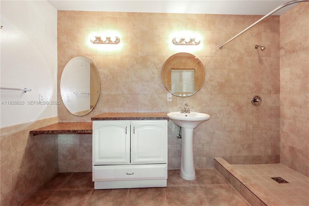 出租: $3,800 (3 贝兹, 2 浴室, 2262 平方英尺)