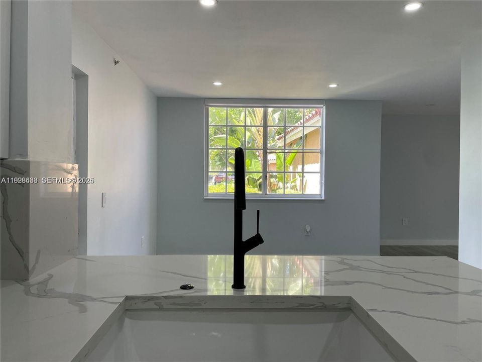 出租: $2,200 (1 贝兹, 1 浴室, 700 平方英尺)