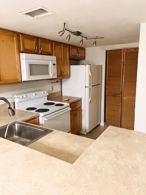 For Rent: $1,900 (2 beds, 2 baths, 965 Square Feet)