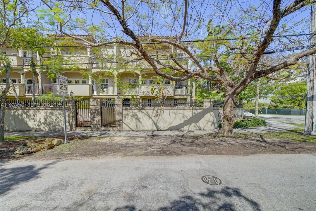 В аренду: $4,000 (2 спален, 2 ванн, 1180 Квадратных фут)