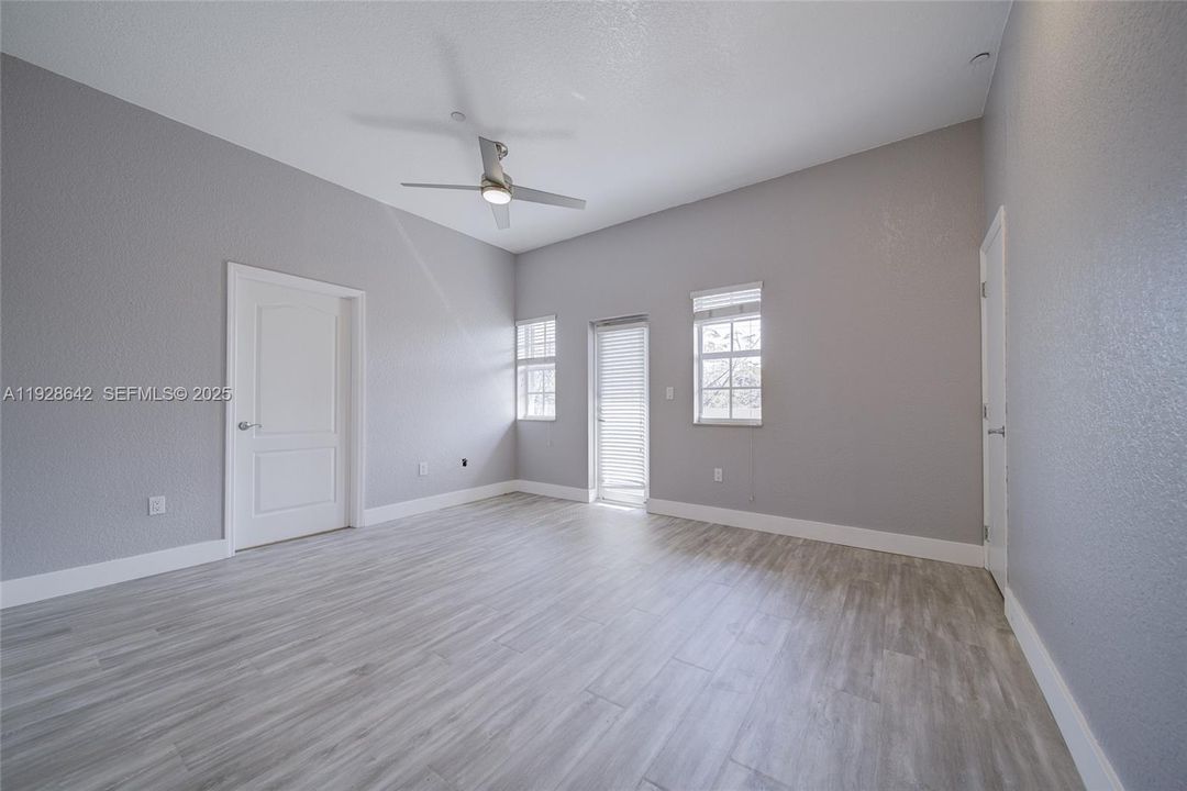 В аренду: $4,000 (2 спален, 2 ванн, 1180 Квадратных фут)