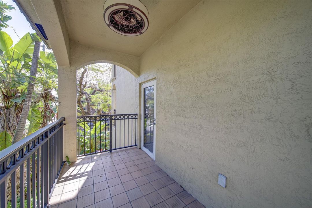 В аренду: $4,000 (2 спален, 2 ванн, 1180 Квадратных фут)