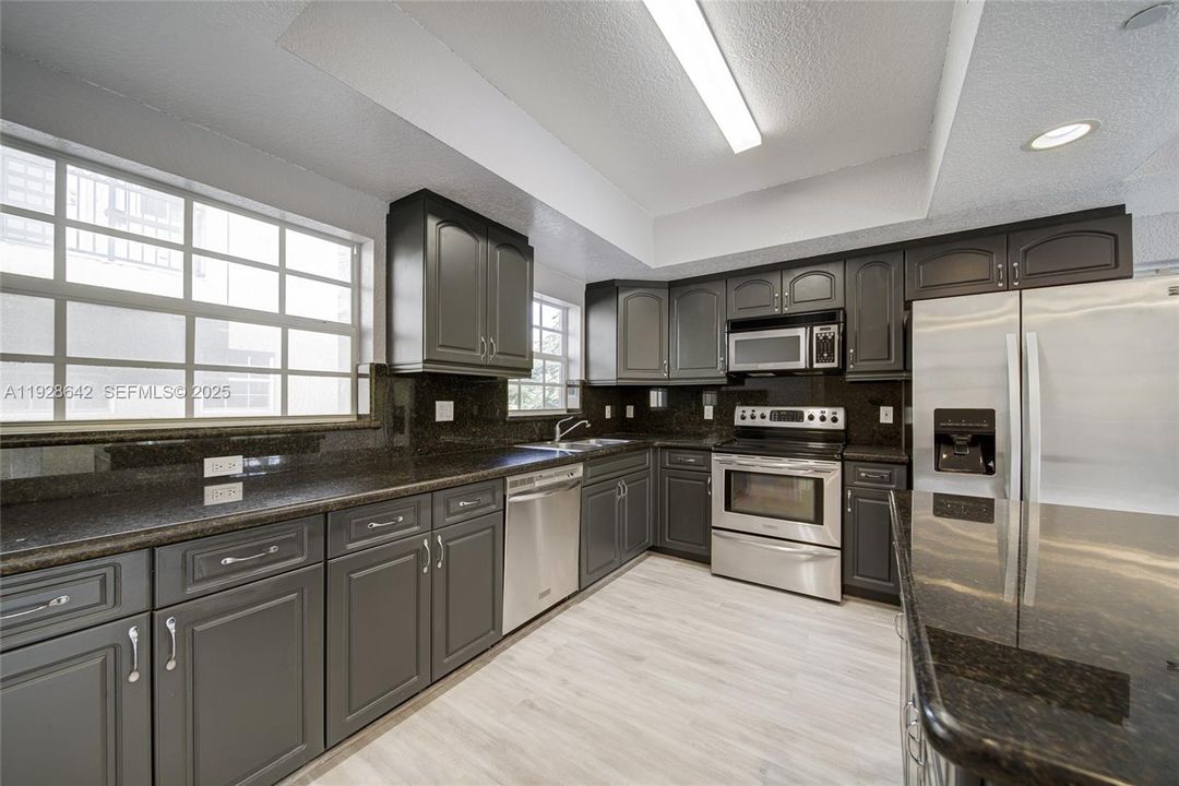 В аренду: $4,000 (2 спален, 2 ванн, 1180 Квадратных фут)