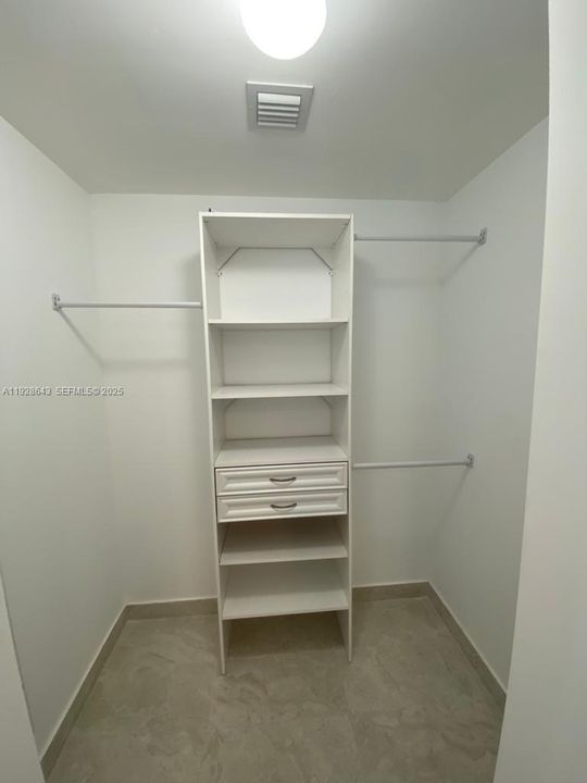Walking Closet