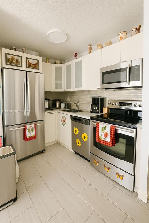 待售: $270,000 (2 贝兹, 2 浴室, 896 平方英尺)