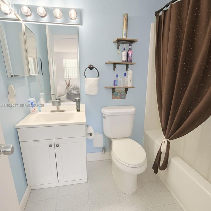 待售: $270,000 (2 贝兹, 2 浴室, 896 平方英尺)