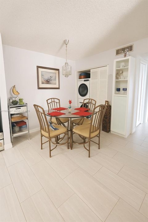 待售: $270,000 (2 贝兹, 2 浴室, 896 平方英尺)