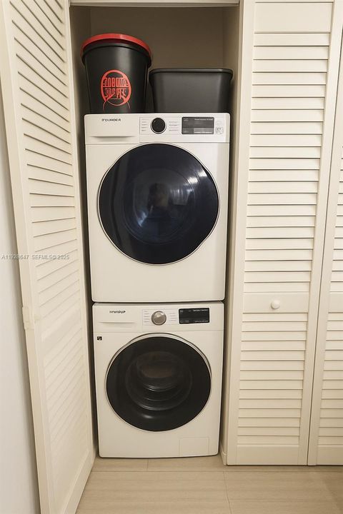 待售: $270,000 (2 贝兹, 2 浴室, 896 平方英尺)