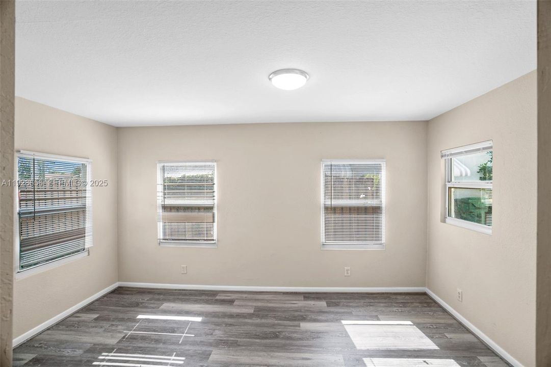 В аренду: $2,400 (2 спален, 1 ванн, 1323 Квадратных фут)