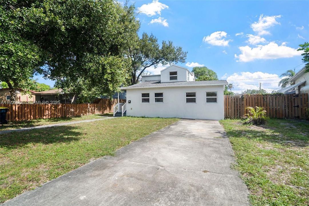 В аренду: $2,400 (2 спален, 1 ванн, 1323 Квадратных фут)