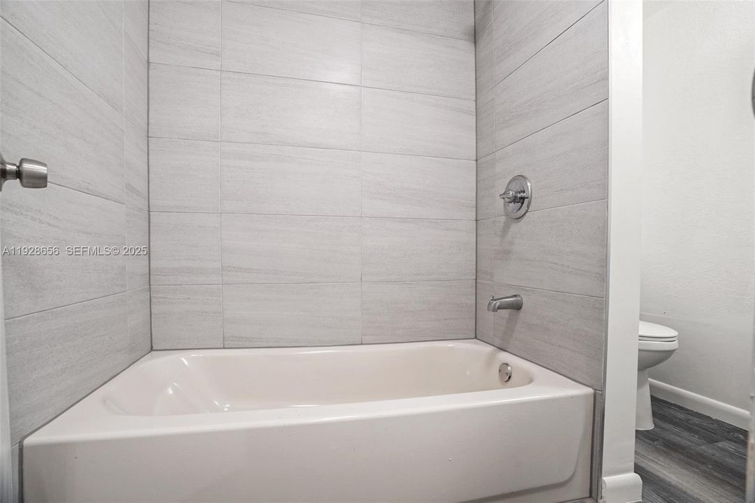 В аренду: $2,400 (2 спален, 1 ванн, 1323 Квадратных фут)