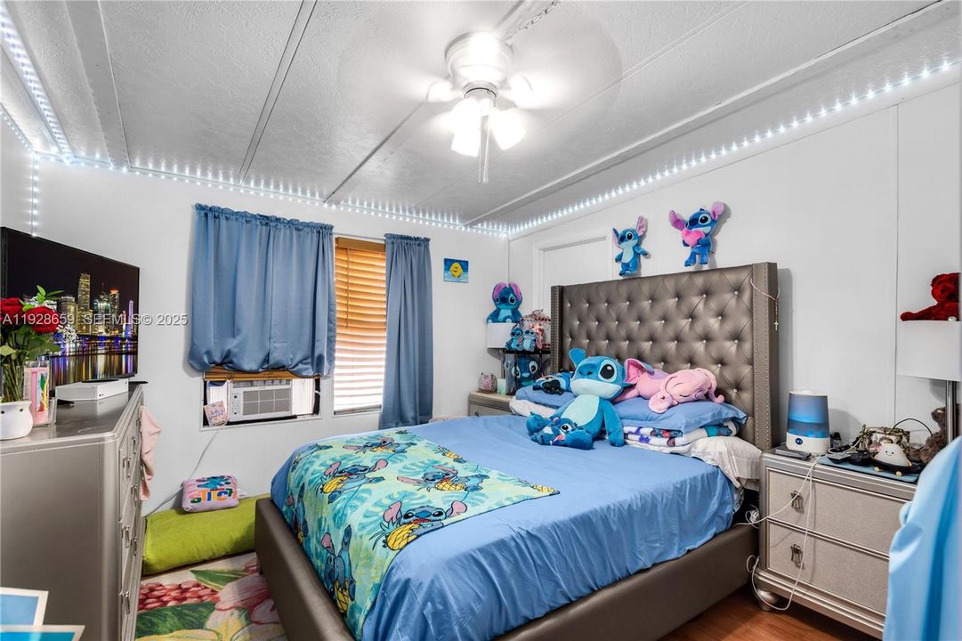 En Venta: $299,999 (4 camas, 2 baños, 1352 Pies cuadrados)