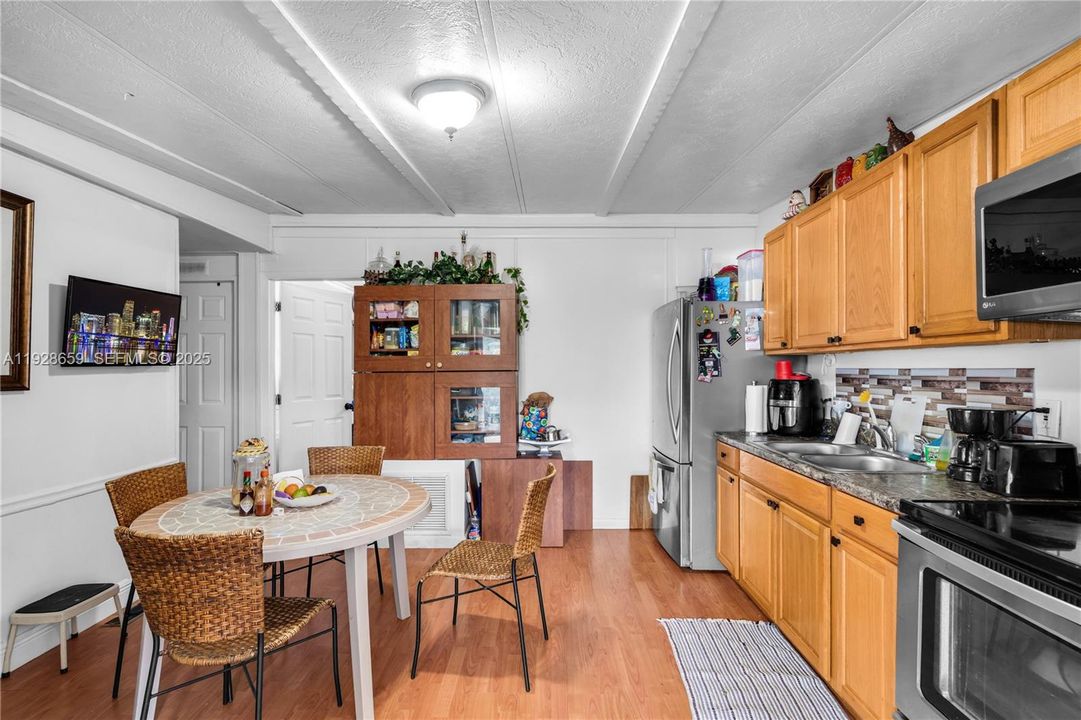 En Venta: $299,999 (4 camas, 2 baños, 1352 Pies cuadrados)