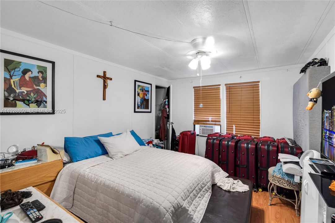 En Venta: $299,999 (4 camas, 2 baños, 1352 Pies cuadrados)