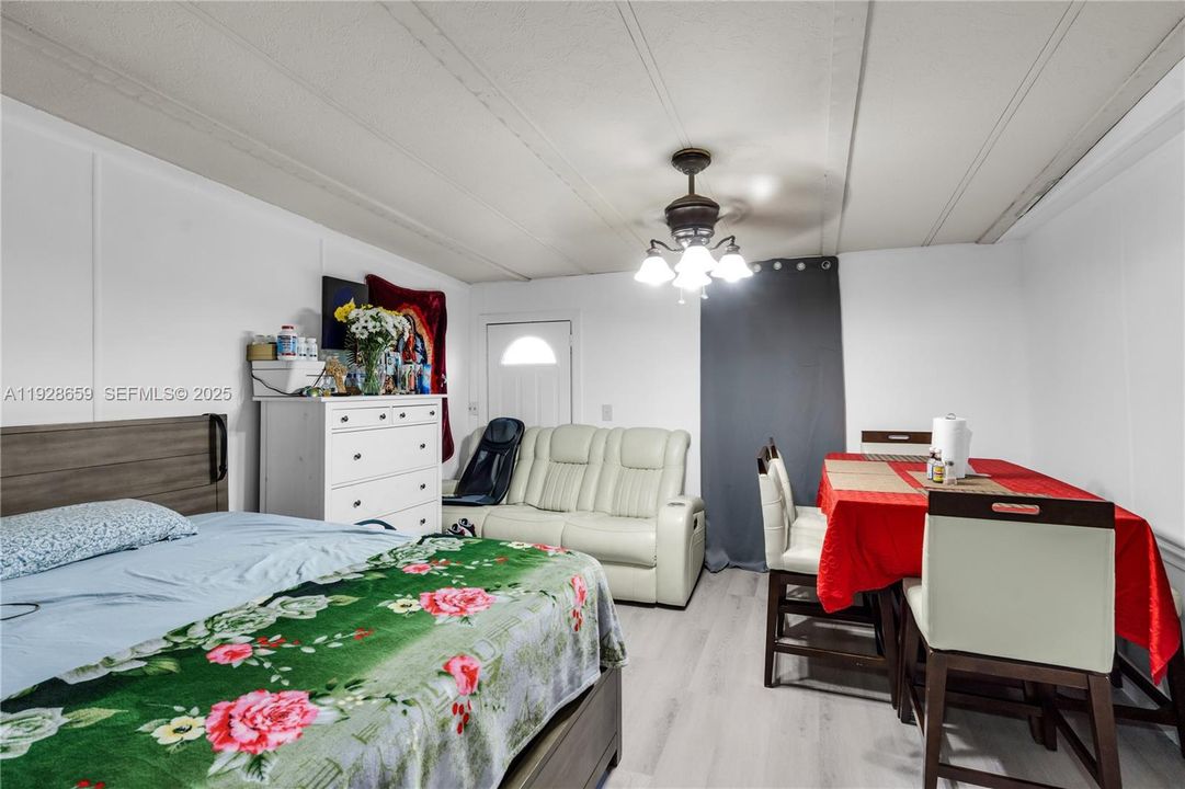 En Venta: $299,999 (4 camas, 2 baños, 1352 Pies cuadrados)