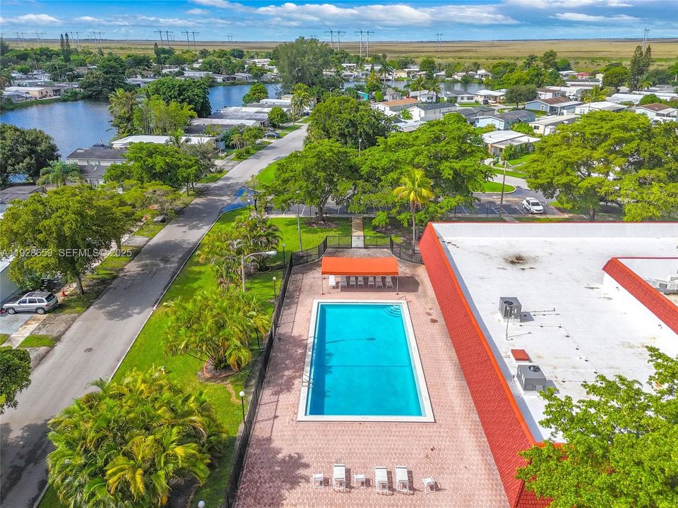 En Venta: $299,999 (4 camas, 2 baños, 1352 Pies cuadrados)