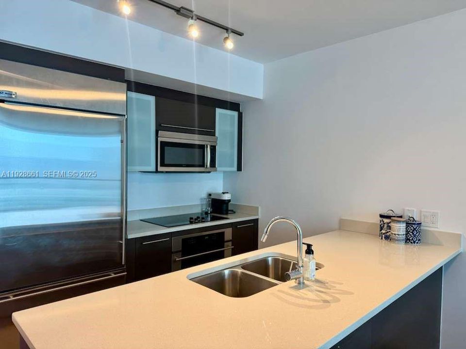 В аренду: $3,400 (1 спален, 1 ванн, 738 Квадратных фут)