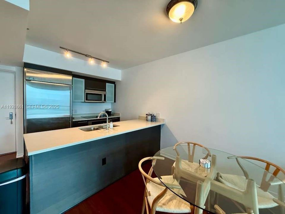 В аренду: $3,400 (1 спален, 1 ванн, 738 Квадратных фут)