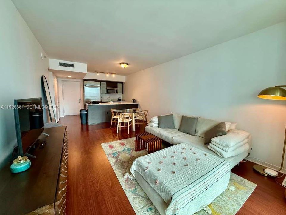 В аренду: $3,400 (1 спален, 1 ванн, 738 Квадратных фут)