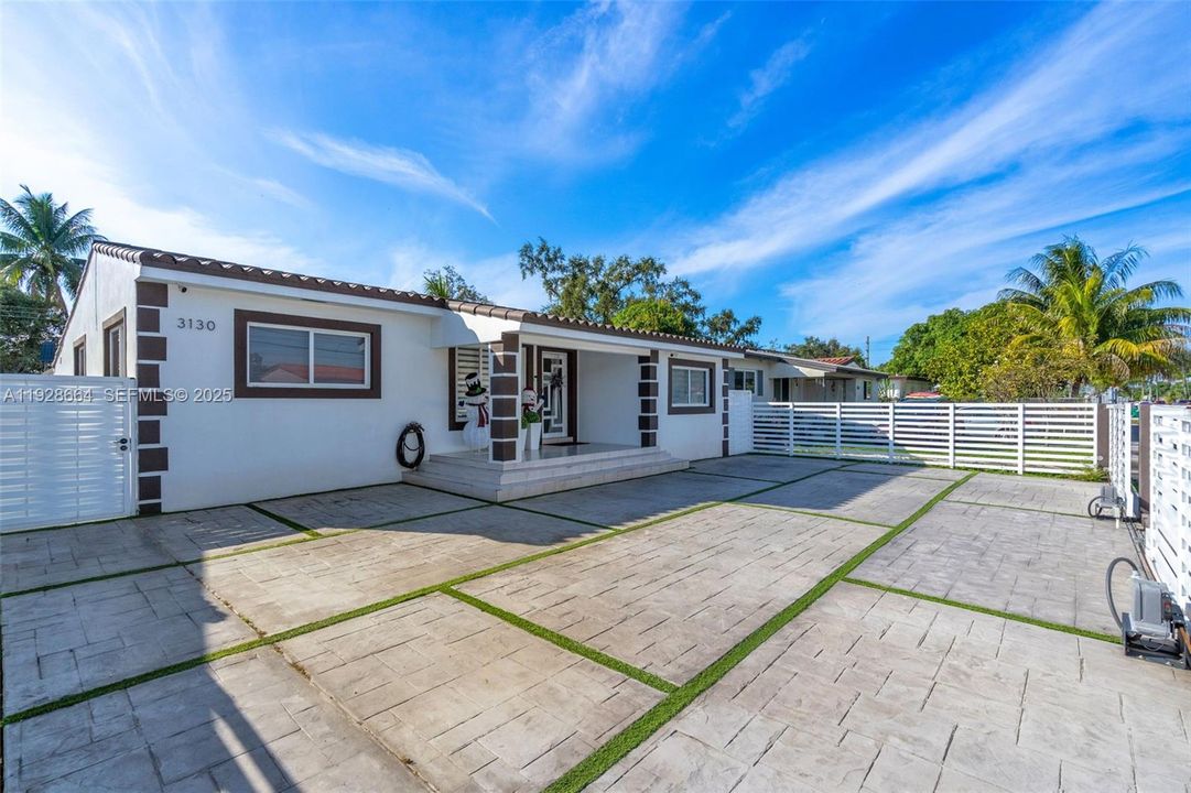 For Sale: $699,999 (3 beds, 3 baths, 1463 Square Feet)