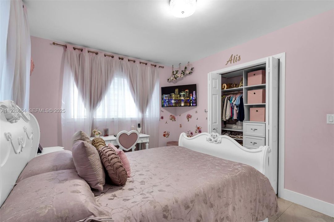 For Sale: $699,999 (3 beds, 3 baths, 1463 Square Feet)