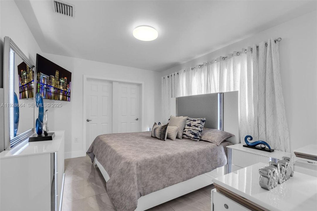 For Sale: $699,999 (3 beds, 3 baths, 1463 Square Feet)