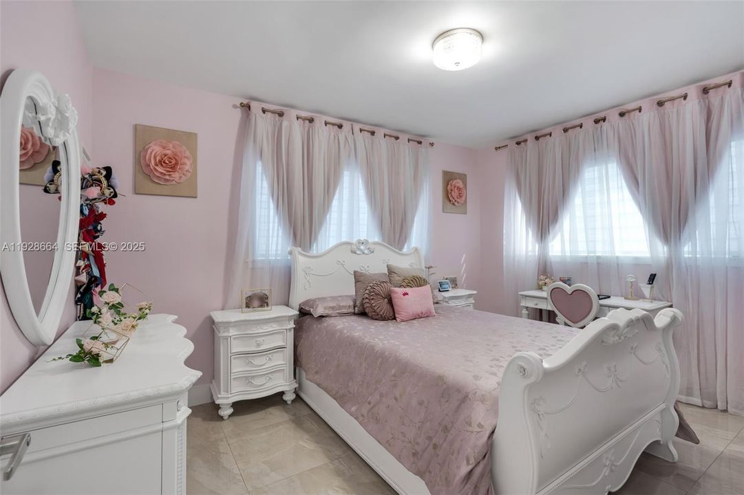 For Sale: $699,999 (3 beds, 3 baths, 1463 Square Feet)