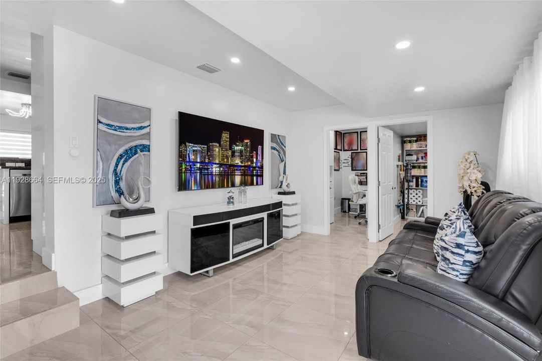 For Sale: $699,999 (3 beds, 3 baths, 1463 Square Feet)