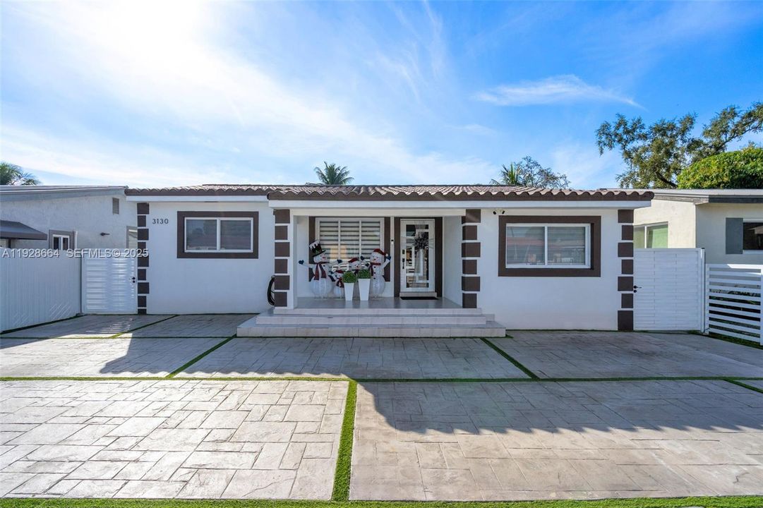 For Sale: $699,999 (3 beds, 3 baths, 1463 Square Feet)